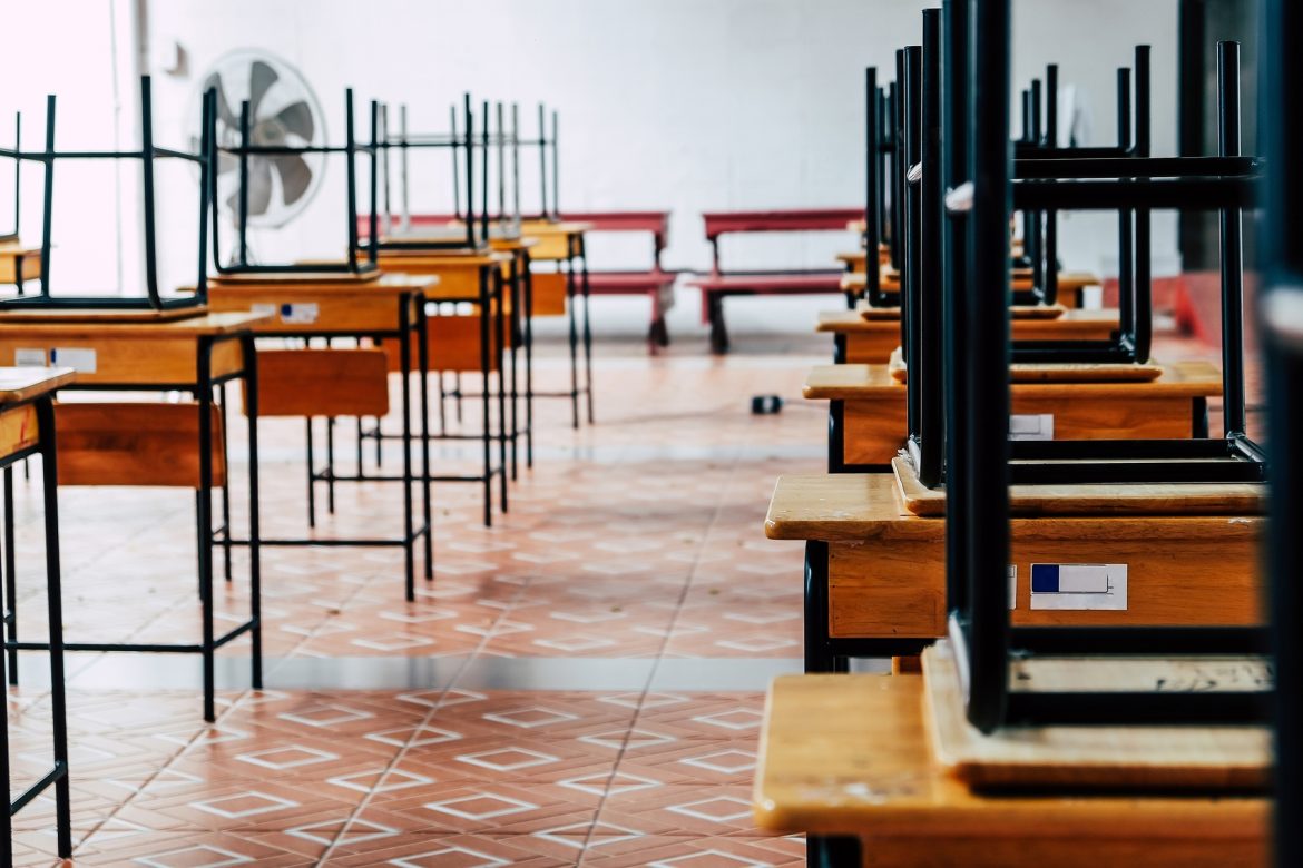 desk and chairs in classroom at school 2023 11 27 05 26 21 utc 1 - Wystawianie ocen za nieobecność jest częstą praktyką w polskich szkołach. Czasem wystawienie oceny poprzedzają "minusy", które ostatecznie kończą się wystawieniem oceny niedostatecznej - a więc na jedno wychodzi.