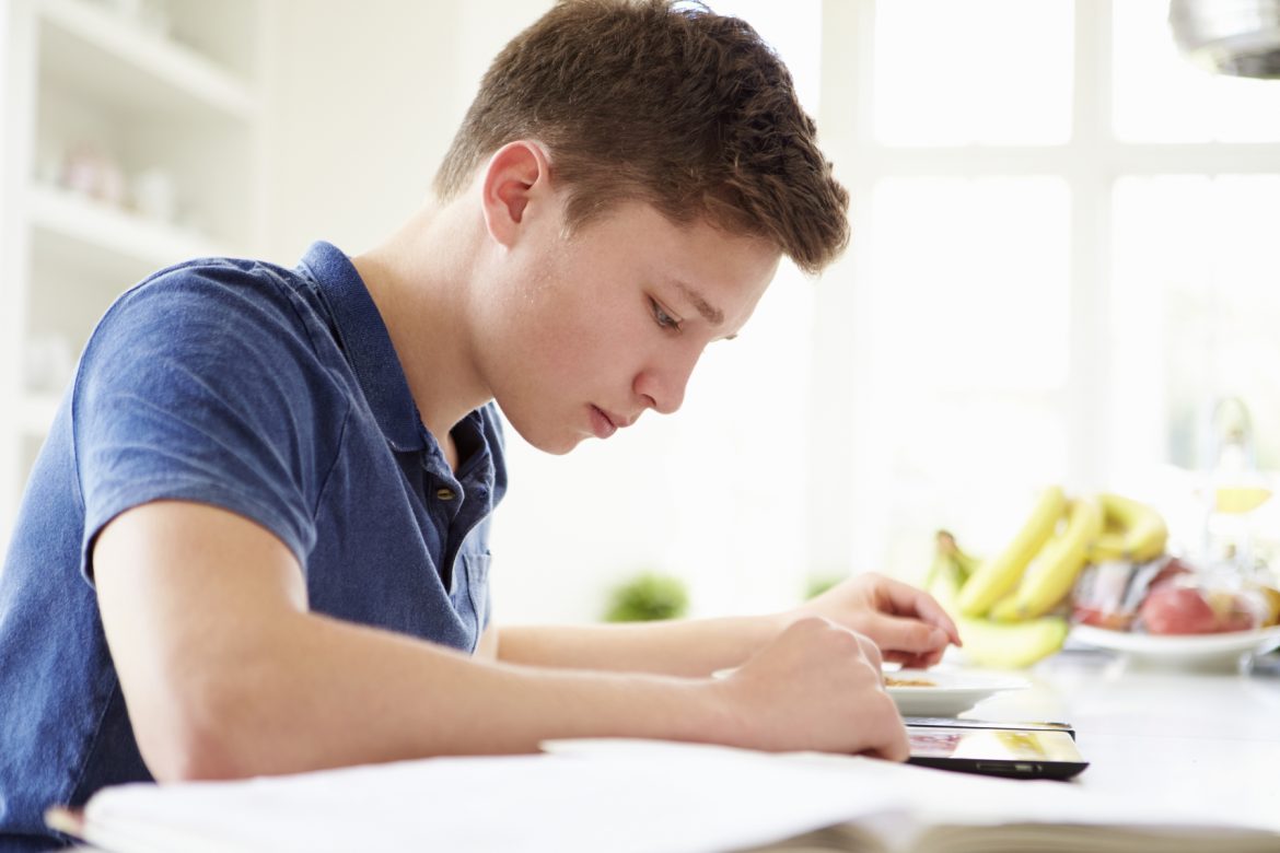 teenage boy studying using digital tablet at home 2023 11 27 05 13 57 utc 1 1 - W tym artykule zajmę się jednym z tych pytań. Poruszę temat wystawiania ocen za brak pracy domowej. Jest to kolejna praktyka, która nie jest do końca zgodna z prawem.